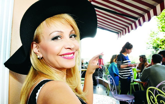 Η Τέτα Καμπουρέλη γδύθηκε στο Mega και έμειναν όλοι άφωνοι [βίντεο] | iefimerida.gr 2