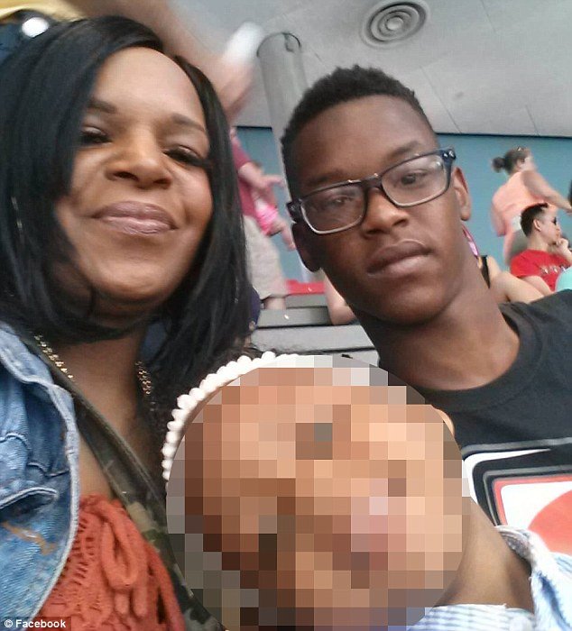 Η μητέρα που μάζεψε με σφαλιάρες τον γιο της από τη διαδήλωση εξηγεί γιατί το έκανε [εικόνες & βίντεο] | iefimerida.gr 3