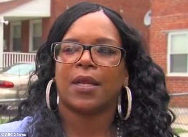 Η μητέρα που μάζεψε με σφαλιάρες τον γιο της από τη διαδήλωση εξηγεί γιατί το έκανε [εικόνες & βίντεο] | iefimerida.gr 1