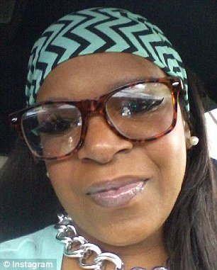 Η μητέρα που μάζεψε με σφαλιάρες τον γιο της από τη διαδήλωση εξηγεί γιατί το έκανε [εικόνες & βίντεο] | iefimerida.gr 4