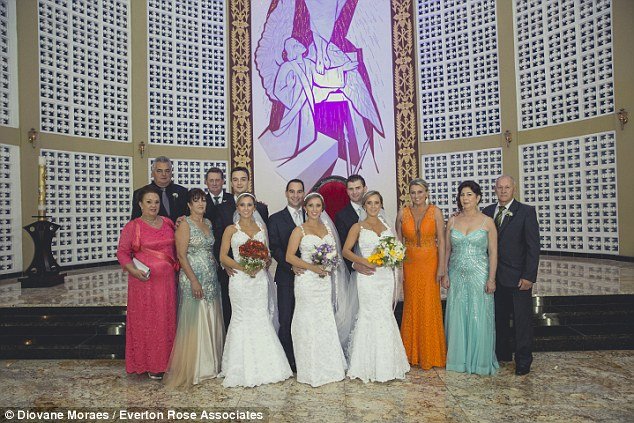 Τα είδαν όλα τριπλά - Τρίδυμες πανομοιότυπες αδερφές παντρεύτηκαν μαζί, ντυμένες, χτενισμένες ολόιδια [εικόνες] | iefimerida.gr 2