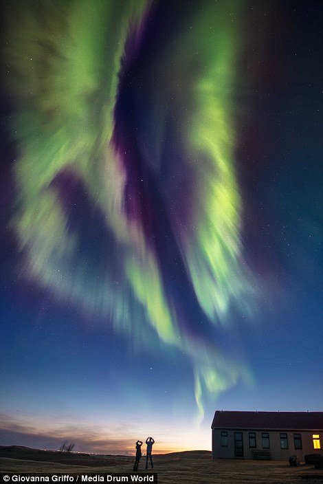 Στο μαγικό Βόρειο Σέλας: Καλειδοσκόπιο χρωμάτων δημιουργεί τον πιο εντυπωσιακό νυχτερινό ουρανό [εικόνες] | iefimerida.gr 2