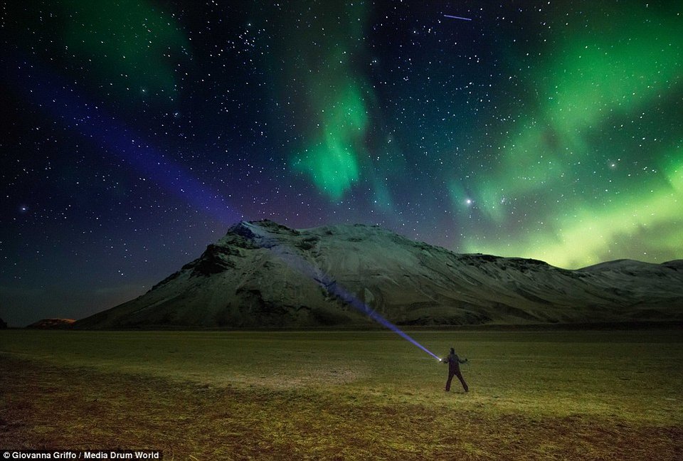 Στο μαγικό Βόρειο Σέλας: Καλειδοσκόπιο χρωμάτων δημιουργεί τον πιο εντυπωσιακό νυχτερινό ουρανό [εικόνες] | iefimerida.gr 0