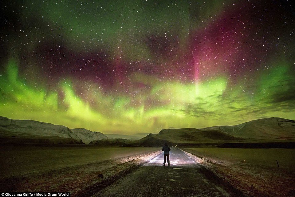 Στο μαγικό Βόρειο Σέλας: Καλειδοσκόπιο χρωμάτων δημιουργεί τον πιο εντυπωσιακό νυχτερινό ουρανό [εικόνες] | iefimerida.gr 1