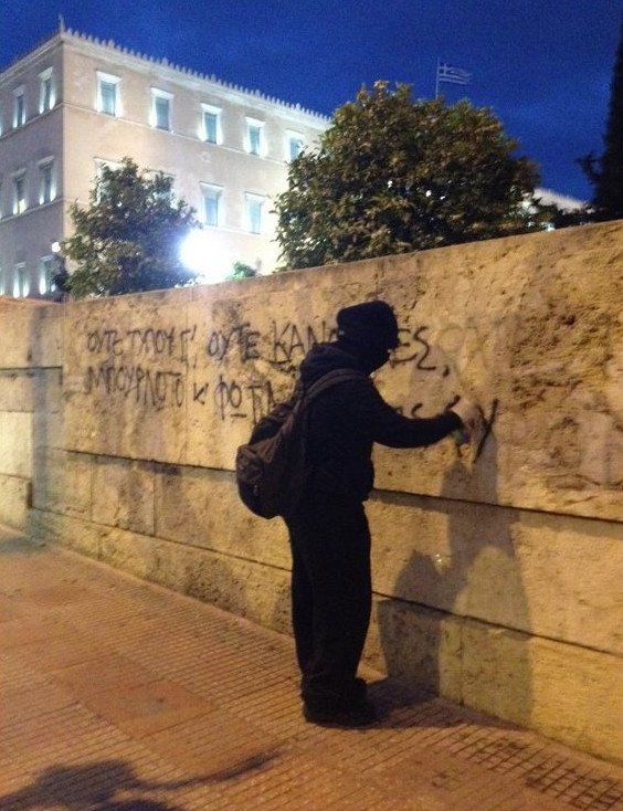 Αντιεξουσιαστές έγραψαν συνθήματα στον εξωτερικό τοίχο της Βουλής [εικόνες] | iefimerida.gr 8