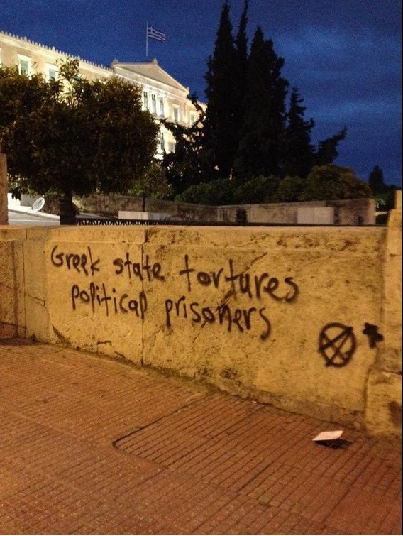 Αντιεξουσιαστές έγραψαν συνθήματα στον εξωτερικό τοίχο της Βουλής [εικόνες] | iefimerida.gr 9