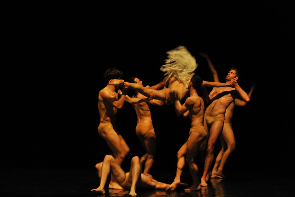 Τι είναι και τι φαίνεται: Μια καταιγιστική και ονειρική χορογραφία [εικόνες & βίντεο] | iefimerida.gr 2