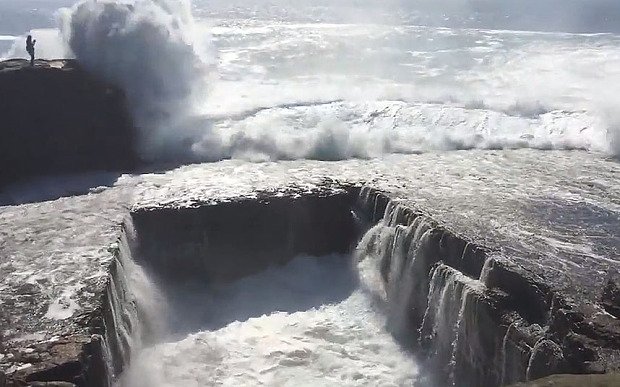 Σοκαριστικές στιγμές: Κοπέλα καταπλακώνεται από γιγάντιο κύμα και πέφτει σε τρύπα [εικόνα & βίντεο] | iefimerida.gr 0