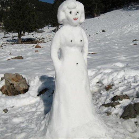 O «γυμνός» χιονάνθρωπος έβαλε σε μπελάδες νεαρή δασκάλα από την Τουρκία [εικόνες]  | iefimerida.gr 0