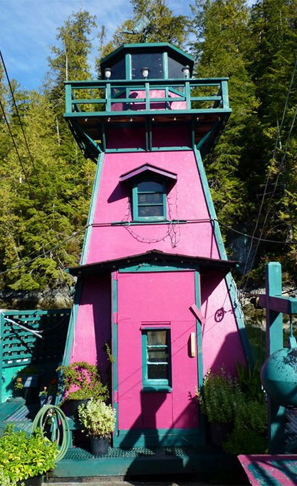 Ενα εκκεντρικό ζευγάρι – Ξόδεψαν 20 χρόνια από τη ζωή τους για να φτιάξουν ένα πλωτό καταφύγιο [εικόνες] | iefimerida.gr 9