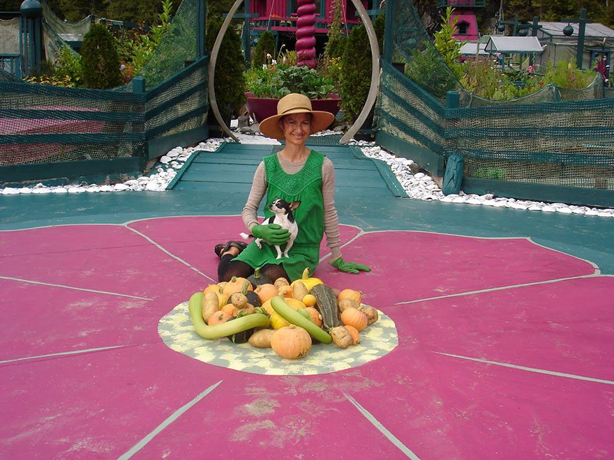 Ενα εκκεντρικό ζευγάρι – Ξόδεψαν 20 χρόνια από τη ζωή τους για να φτιάξουν ένα πλωτό καταφύγιο [εικόνες] | iefimerida.gr 11