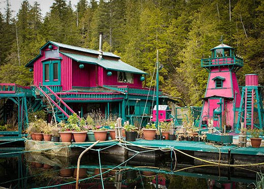 Ενα εκκεντρικό ζευγάρι – Ξόδεψαν 20 χρόνια από τη ζωή τους για να φτιάξουν ένα πλωτό καταφύγιο [εικόνες] | iefimerida.gr 2