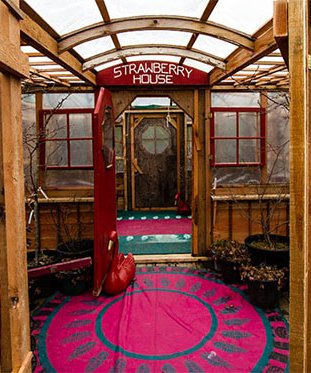 Ενα εκκεντρικό ζευγάρι – Ξόδεψαν 20 χρόνια από τη ζωή τους για να φτιάξουν ένα πλωτό καταφύγιο [εικόνες] | iefimerida.gr 3