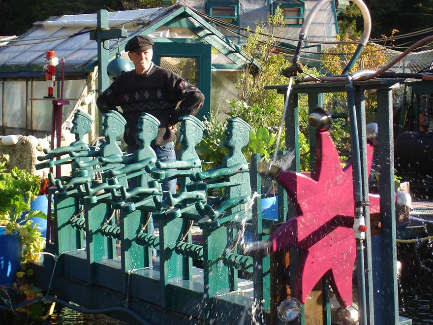 Ενα εκκεντρικό ζευγάρι – Ξόδεψαν 20 χρόνια από τη ζωή τους για να φτιάξουν ένα πλωτό καταφύγιο [εικόνες] | iefimerida.gr 4