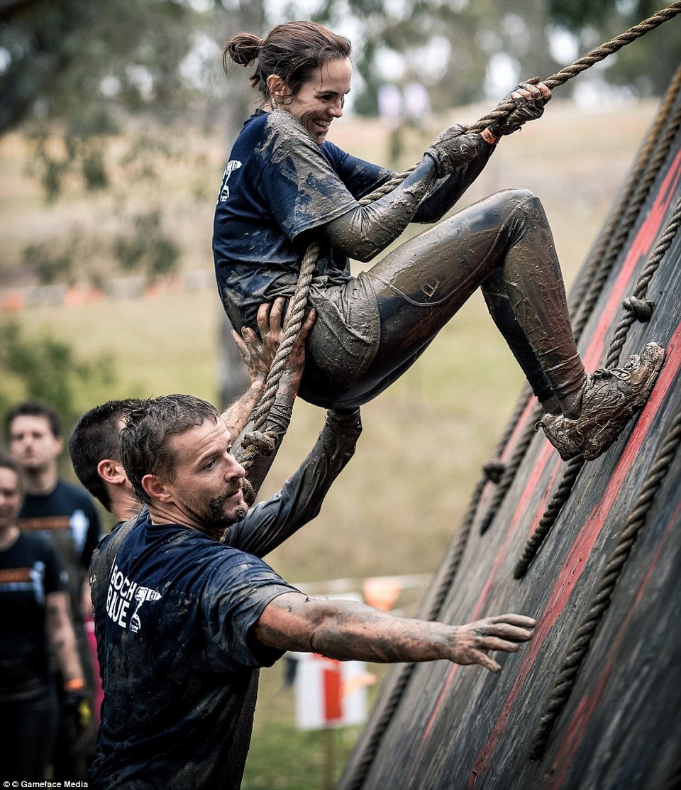 Λάσπες, ηλεκτροπληξίες και συρματοπλέγματα – Ενας διαφορετικός αγώνας [εικόνες]  | iefimerida.gr 1