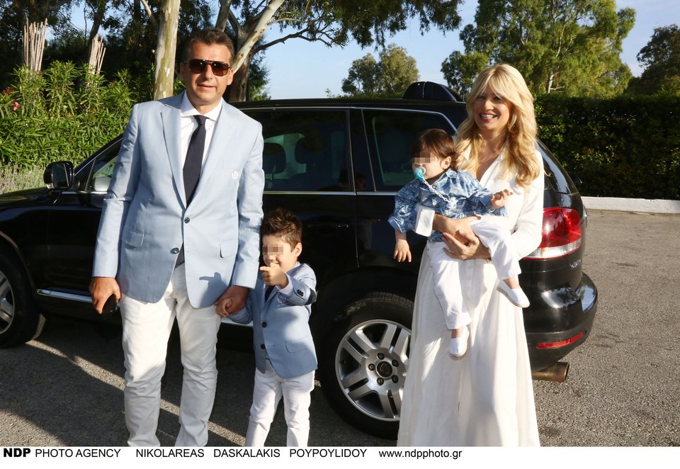 Η υπέρλαμπρη βάφτιση του Λιάγκα τζούνιορ: Η θεά Σκορδά και οι καλεσμένοι [εικόνες] | iefimerida.gr 0