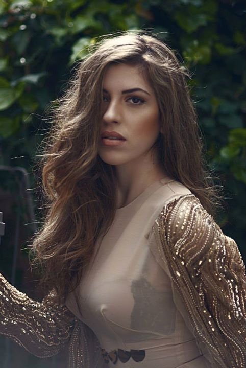  Φοιτήτρια ιατρικής και ανερχόμενο μοντέλο: Ποια είναι η νεαρή στο Προεδρικό Μέγαρο με το καυτό μίνι και τις κόκκινες γόβες [εικόνες] | iefimerida.gr 6