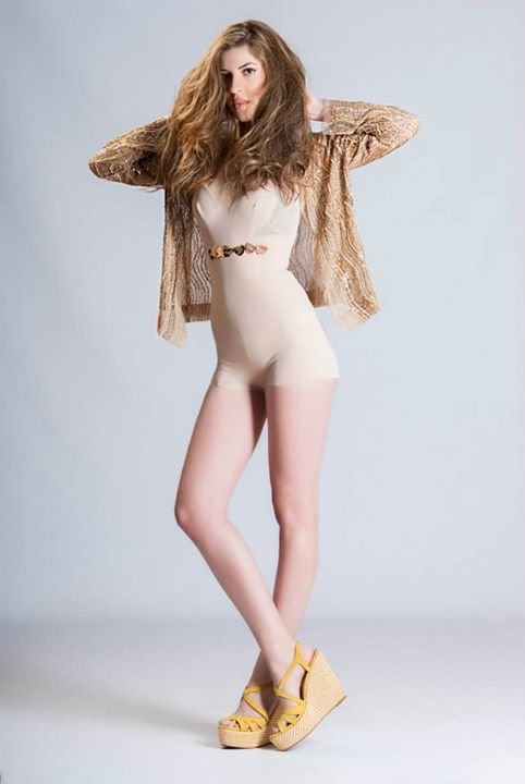  Φοιτήτρια ιατρικής και ανερχόμενο μοντέλο: Ποια είναι η νεαρή στο Προεδρικό Μέγαρο με το καυτό μίνι και τις κόκκινες γόβες [εικόνες] | iefimerida.gr 5