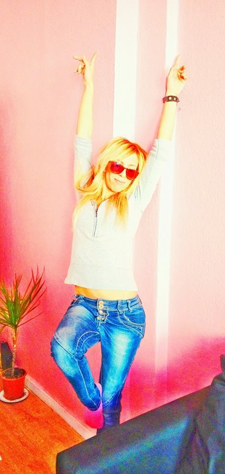 Αυτή είναι η μητέρα της μικρής Αννυς -Προκλητικές πόζες, τσιγαριλίκια και πανάκριβες BMW [εικόνες] | iefimerida.gr 1