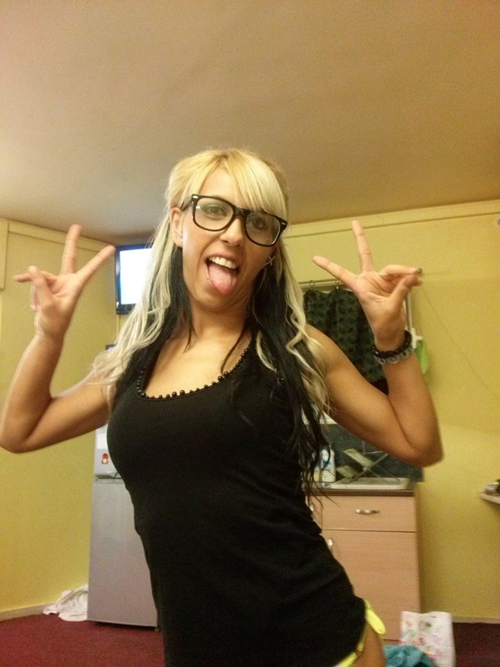 Αυτή είναι η μητέρα της μικρής Αννυς -Προκλητικές πόζες, τσιγαριλίκια και πανάκριβες BMW [εικόνες] | iefimerida.gr 4