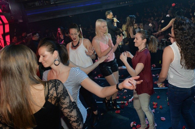 «Αναστέναξαν» τα μπουζούκια για τις νταμπλούχες του Ολυμπιακού [εικόνες] | iefimerida.gr 1