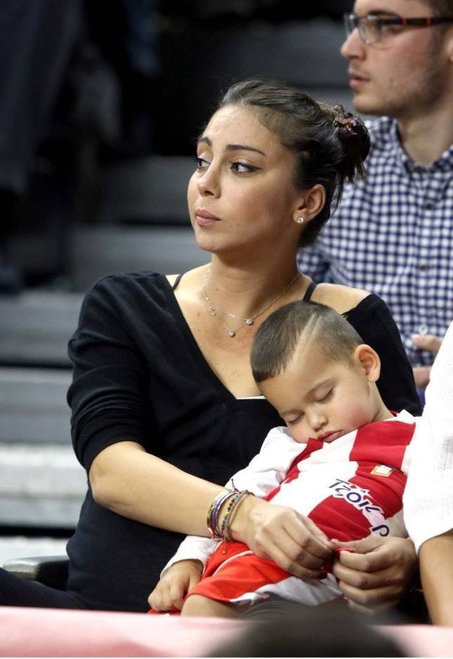 Ο γιος κοιμόταν και ο μπαμπάς Σπανούλης οργίαζε – Η στοργική αγκαλιά στον μικρό στο τέλος [εικόνες & βίντεο] | iefimerida.gr 2