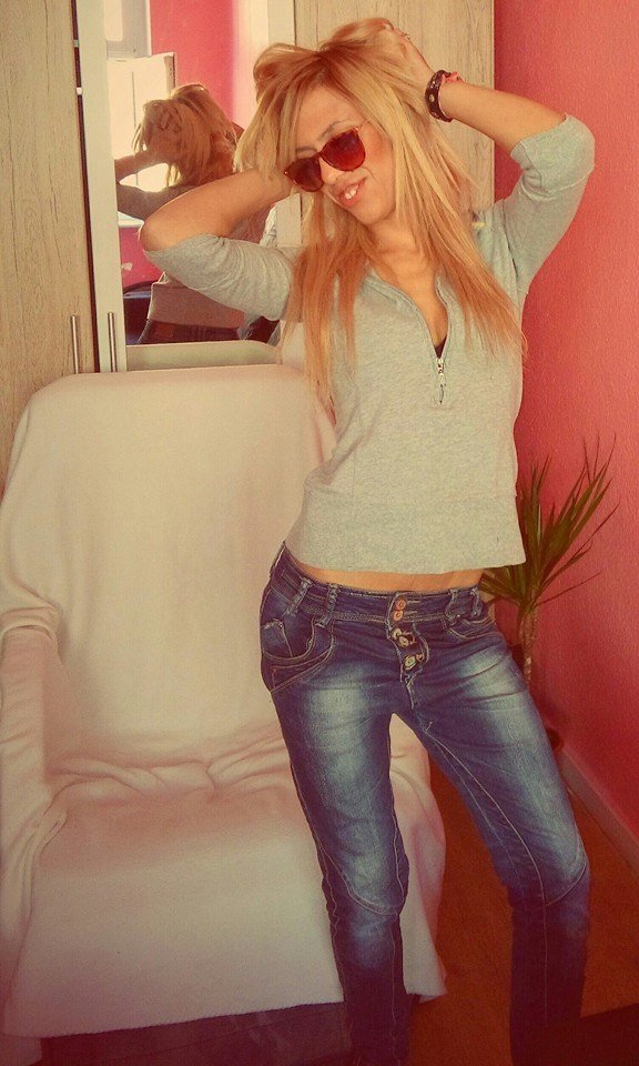 Αυτή είναι η μητέρα της μικρής Αννυς -Προκλητικές πόζες, τσιγαριλίκια και πανάκριβες BMW [εικόνες] | iefimerida.gr 2