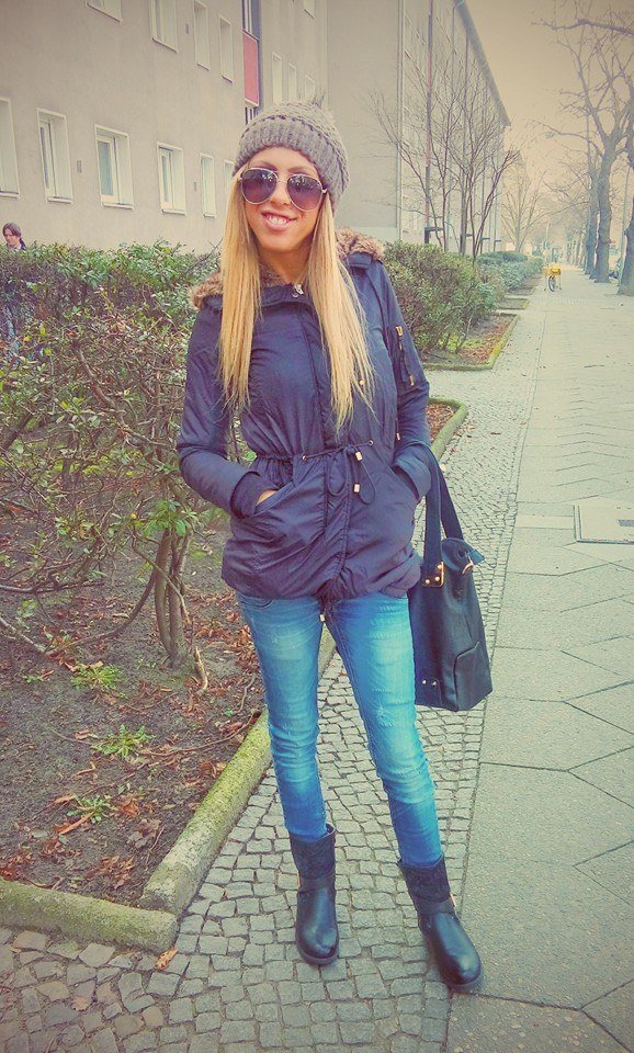 Αυτή είναι η μητέρα της μικρής Αννυς -Προκλητικές πόζες, τσιγαριλίκια και πανάκριβες BMW [εικόνες] | iefimerida.gr 0