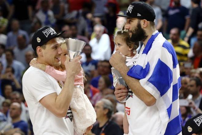 Η μικρή Ελληνίδα που έκλεψε την παράσταση στο Final 4: Η κόρη του Μπουρούση στο βάθρο, τρομαγμένη, σπαράζει από το κλάμα [εικόνες] | iefimerida.gr 6