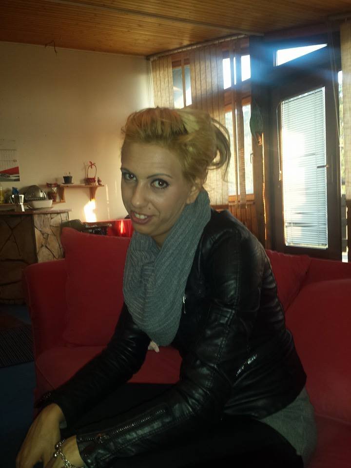 Αυτή είναι η μητέρα της μικρής Αννυς -Προκλητικές πόζες, τσιγαριλίκια και πανάκριβες BMW [εικόνες] | iefimerida.gr 8