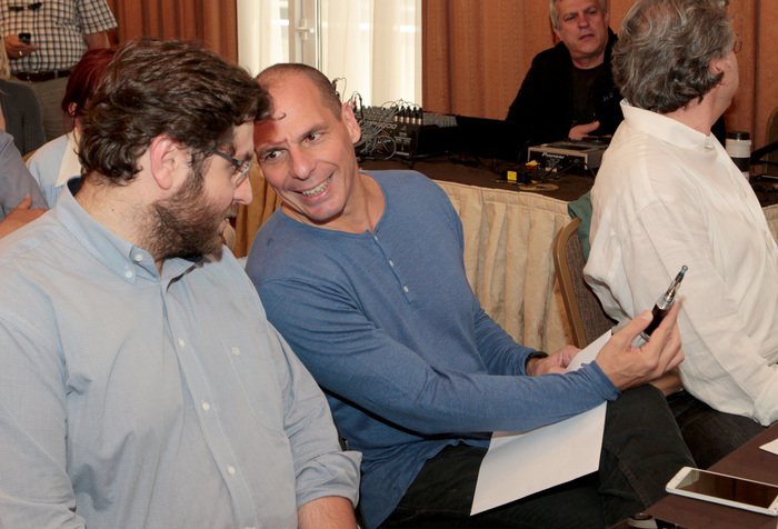 Με τσιγάρο στην Κ.Ε. του ΣΥΡΙΖΑ ο Βαρουφάκης [εικόνες] | iefimerida.gr 0