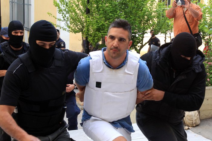 Προκλητικοί οι δύο ληστές που συνελήφθησαν στην Αγχίαλο - Επιτέθηκαν με βρισιές σε δημοσιογράφους [εικόνες] | iefimerida.gr 0