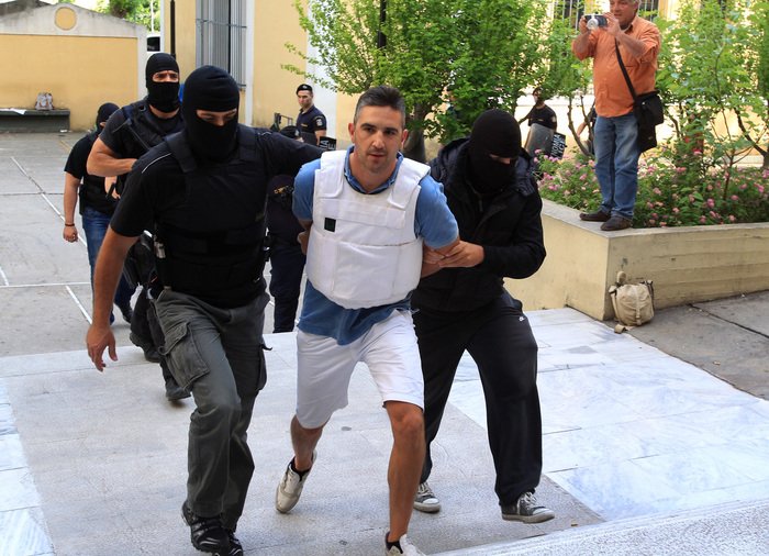 Προκλητικοί οι δύο ληστές που συνελήφθησαν στην Αγχίαλο - Επιτέθηκαν με βρισιές σε δημοσιογράφους [εικόνες] | iefimerida.gr 3