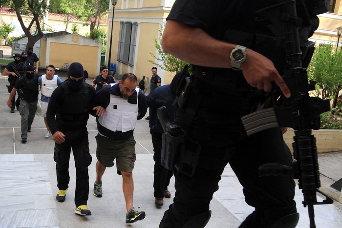 Προκλητικοί οι δύο ληστές που συνελήφθησαν στην Αγχίαλο - Επιτέθηκαν με βρισιές σε δημοσιογράφους [εικόνες] | iefimerida.gr 1