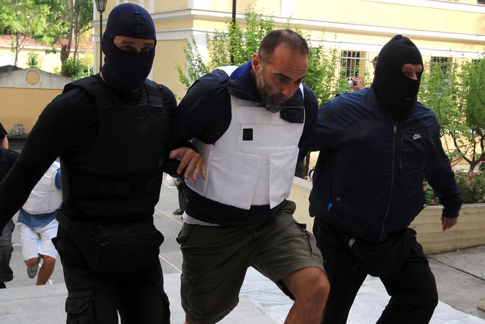 Προκλητικοί οι δύο ληστές που συνελήφθησαν στην Αγχίαλο - Επιτέθηκαν με βρισιές σε δημοσιογράφους [εικόνες] | iefimerida.gr 2