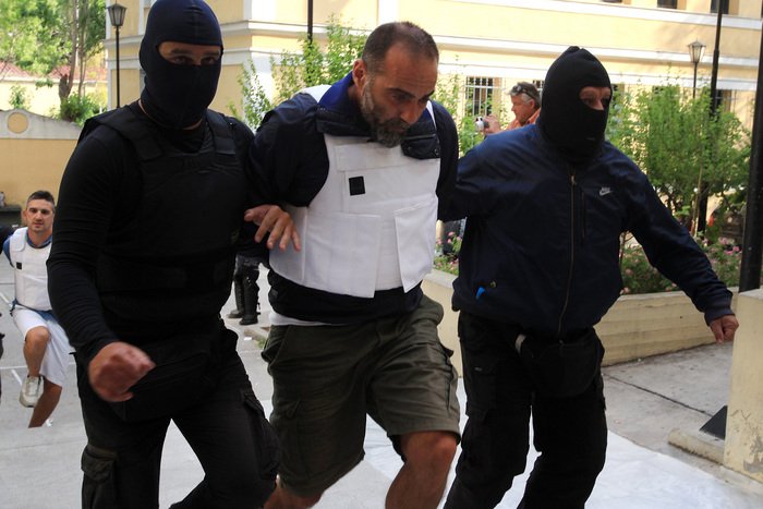 Προκλητικοί οι δύο ληστές που συνελήφθησαν στην Αγχίαλο - Επιτέθηκαν με βρισιές σε δημοσιογράφους [εικόνες] | iefimerida.gr 4