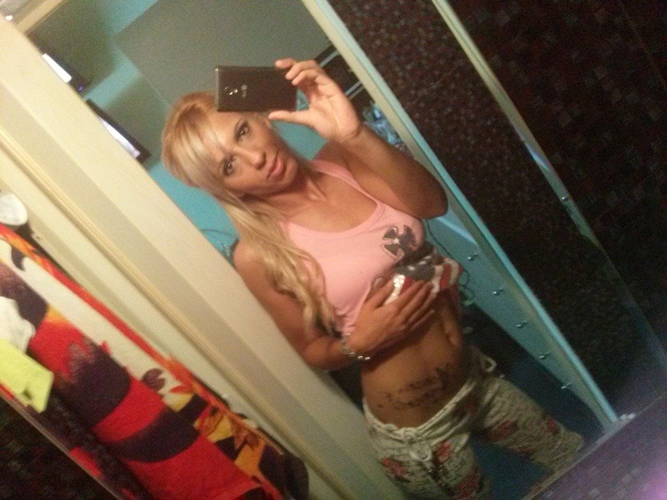 Αυτή είναι η μητέρα της μικρής Αννυς -Προκλητικές πόζες, τσιγαριλίκια και πανάκριβες BMW [εικόνες] | iefimerida.gr 6