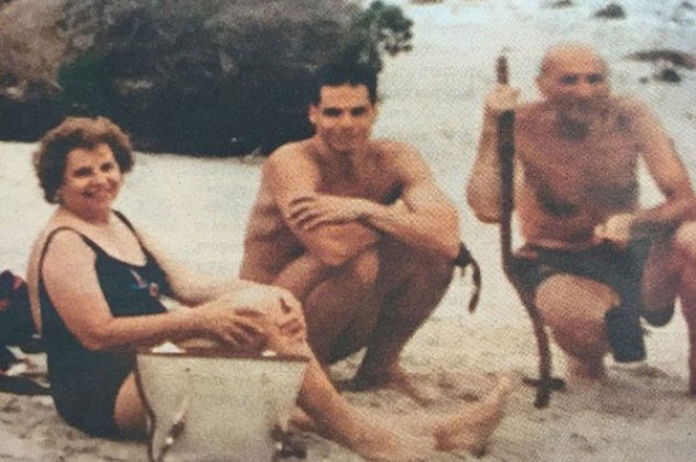 Ενας άλλος Βαρουφάκης: Στην παραλία με μαγιό, με τους γονείς του, με τη γάτα του [εικόνες] | iefimerida.gr 0