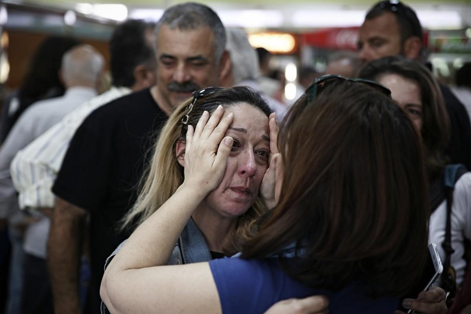 «Nτου» εργαζομένων στην ΕΡΤ -Κλαίνε, αγκαλιάζονται [εικόνες] | iefimerida.gr 4