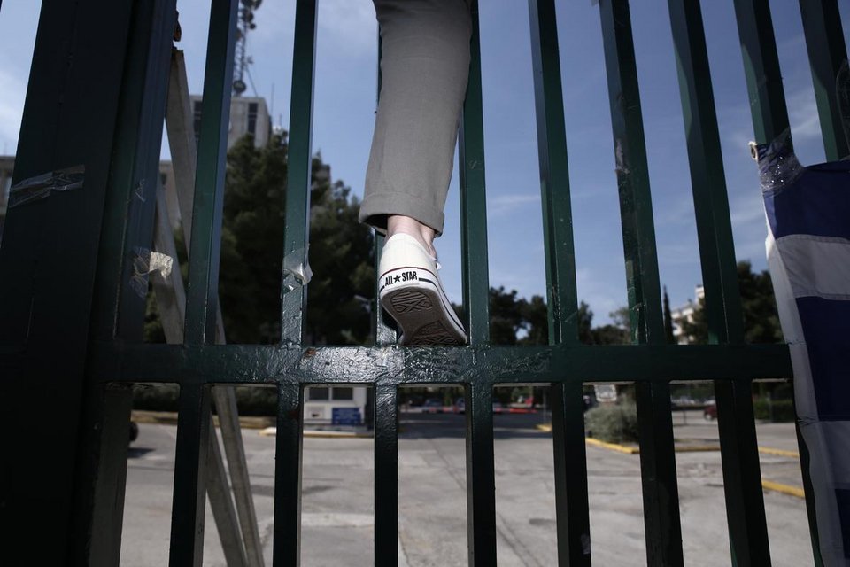 «Nτου» εργαζομένων στην ΕΡΤ -Κλαίνε, αγκαλιάζονται [εικόνες] | iefimerida.gr 7