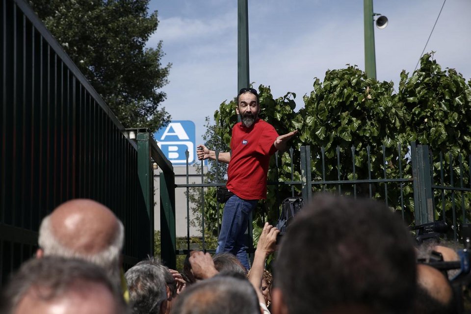 «Nτου» εργαζομένων στην ΕΡΤ -Κλαίνε, αγκαλιάζονται [εικόνες] | iefimerida.gr 8