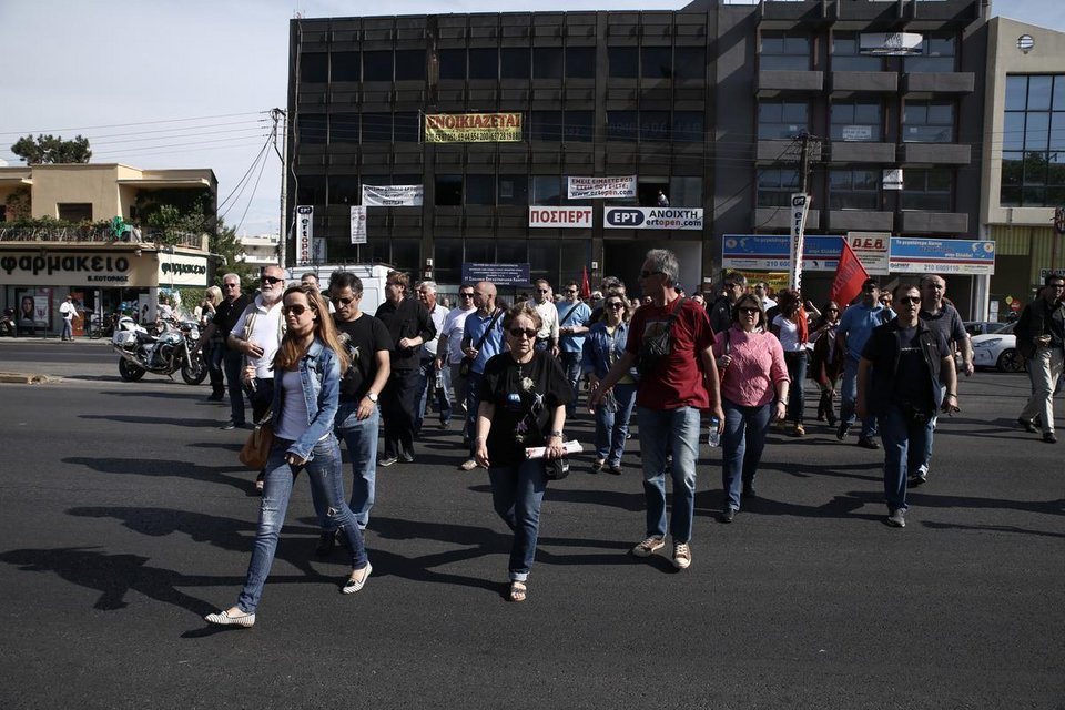 «Nτου» εργαζομένων στην ΕΡΤ -Κλαίνε, αγκαλιάζονται [εικόνες] | iefimerida.gr 9