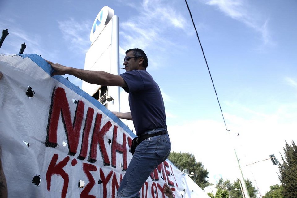 «Nτου» εργαζομένων στην ΕΡΤ -Κλαίνε, αγκαλιάζονται [εικόνες] | iefimerida.gr 0