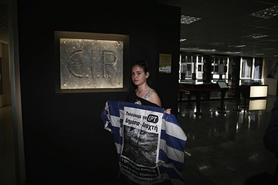 «Nτου» εργαζομένων στην ΕΡΤ -Κλαίνε, αγκαλιάζονται [εικόνες] | iefimerida.gr 3