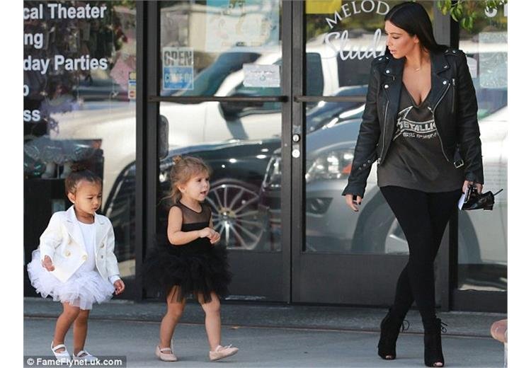 Η γλυκύτατη κόρη της Καρντάσιαν μεγάλωσε και πάει μπαλέτο με την ξαδέλφη της [εικόνες] | iefimerida.gr 1