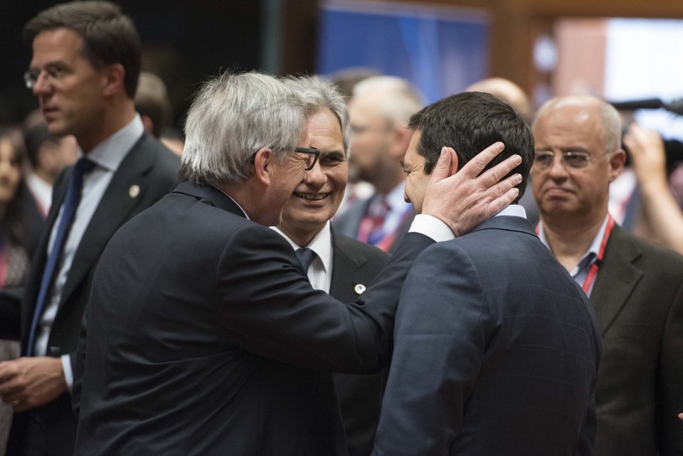 Απτόητος ο Γιούνκερ, συνεχίζει τα αστειάκια στον Τσίπρα: Ρίχνει σκαμπιλάκι, τον γραβατώνει, περπατάει χεράκι-χεράκι μαζί του [εικόνες] | iefimerida.gr 3