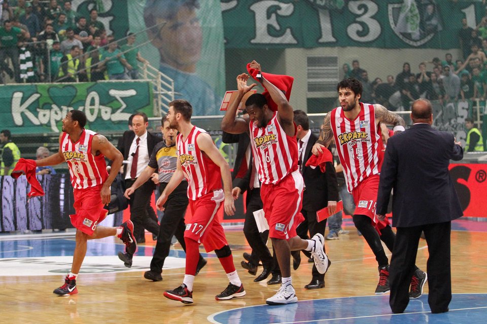 Εισβολή οπαδών στο ντέρμπι Παναθηναϊκός-Ολυμπιακός μετά από χειρονομία Σπανούλη [εικόνες & βίντεο] | iefimerida.gr 4