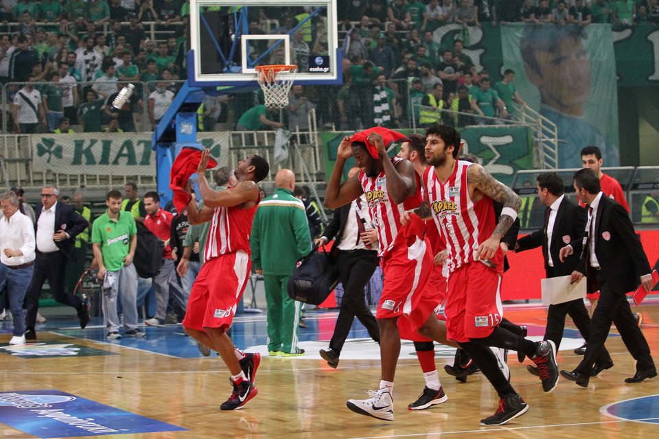 Εισβολή οπαδών στο ντέρμπι Παναθηναϊκός-Ολυμπιακός μετά από χειρονομία Σπανούλη [εικόνες & βίντεο] | iefimerida.gr 3