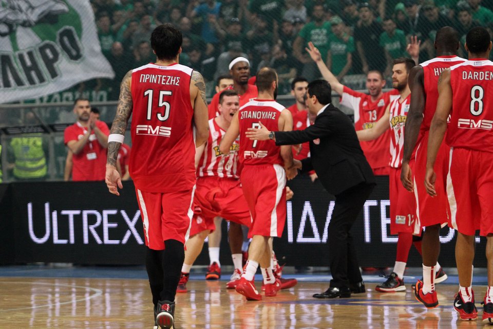 Εισβολή οπαδών στο ντέρμπι Παναθηναϊκός-Ολυμπιακός μετά από χειρονομία Σπανούλη [εικόνες & βίντεο] | iefimerida.gr 2