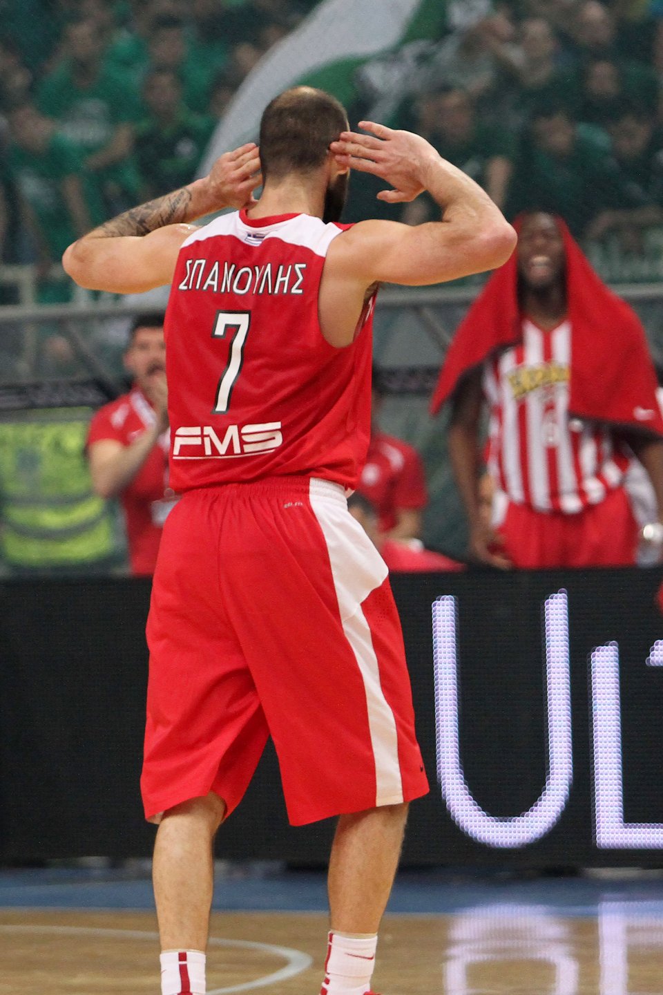 Εισβολή οπαδών στο ντέρμπι Παναθηναϊκός-Ολυμπιακός μετά από χειρονομία Σπανούλη [εικόνες & βίντεο] | iefimerida.gr 1